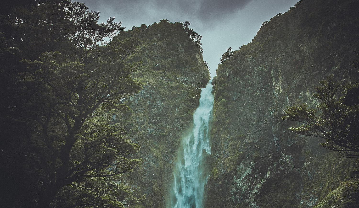 5 Romantic Waterfalls near Christchurch to visit on your Honeymoon